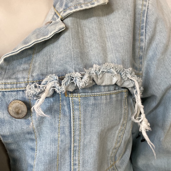 DEMOCRACY Jeans Light Blue Denim Jacket Fray Ruffle Size Small Button Down NWOT - Picture 6 of 8